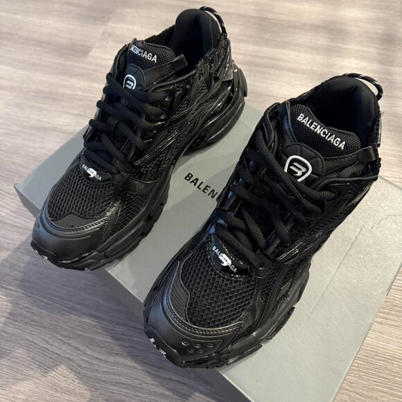 Balenciaga Men's Black runner - Picture 4 of 5